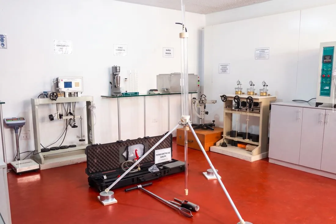 Permeámetro de Guelph y equipo de corte directo en nuestro laboratorio